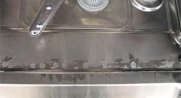 Kāpēc trauku mazgājamā mašīna atstāj baltu pārklājumu