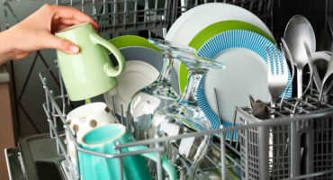 Como limpar uma máquina de lavar louça em casa