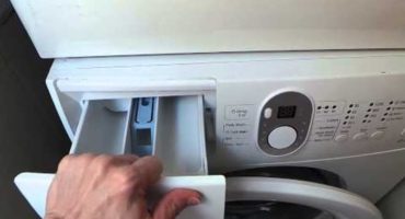 Hvor og hvor mye pulver skal jeg legge i vaskemaskinen?