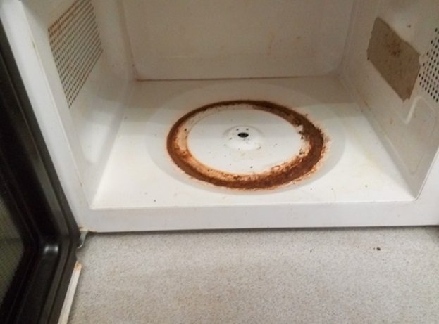 Como restaurar o esmalte dentro de um microondas e é prejudicial usar o microondas com danos
