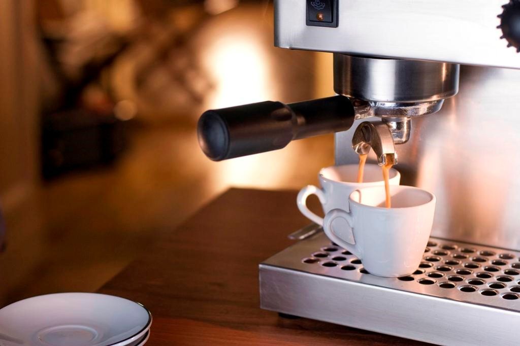 เครื่องชงกาแฟและเครื่องชงกาแฟประเภทใดบ้างสำหรับบ้าน: ข้อดีข้อเสียและความแตกต่าง