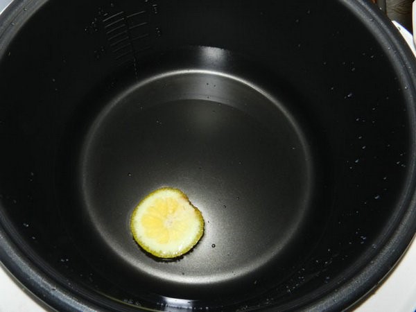 כיצד להיפטר מריחות של מולטי-קוקר חדש ואחרי הבישול - טיפים שימושיים