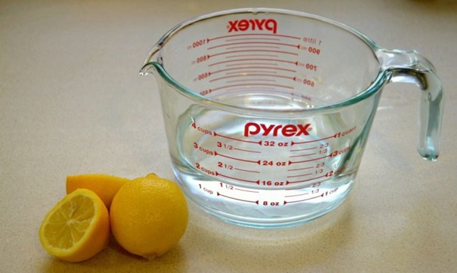 Como limpar um microondas com limão