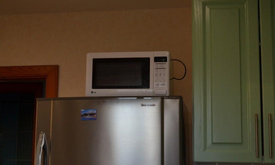 Mikroaaltouuni keittiössä - majoitusvaihtoehdot (kuva) ja tee-se-itse-kiinnike