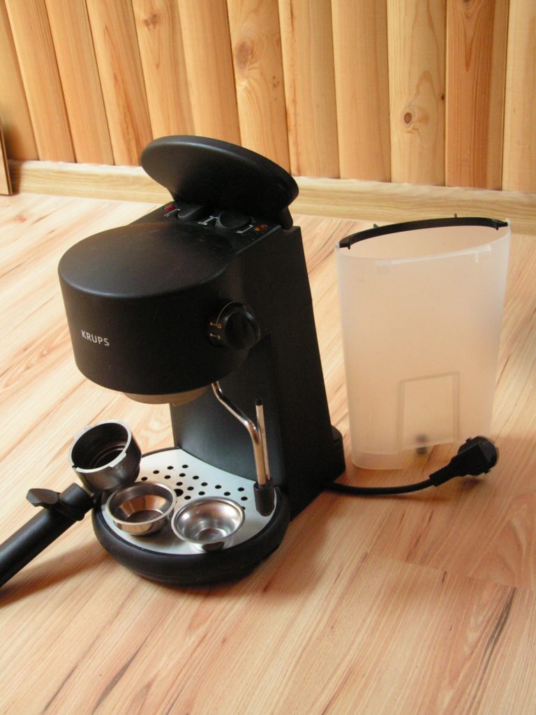 Hva er kaffetraktere og kaffemaskiner for hjemmet: fordeler og ulemper og forskjeller