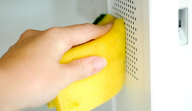 Sådan rengøres en mikrobølgeovn med citron
