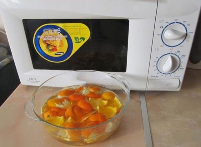 Kuinka puhdistaa mikroaaltouuni sitruunalla