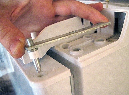 Kako promijeniti vrata hladnjaka na drugu stranu u različitim modelima - potrebnim alatima i uputama