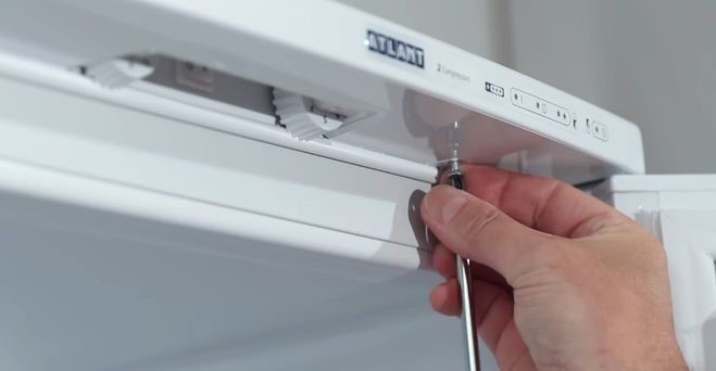 Instruktioner: Sådan fjernes topdækslet på køleskabet med dine egne hænder, og hvad der er behov for dette