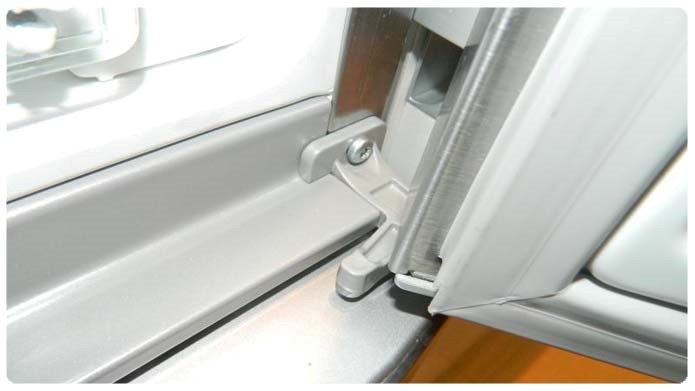 Zrób to sam naprawa uszczelki drzwi lodówki - jak wymienić gumę i wyregulować drzwi
