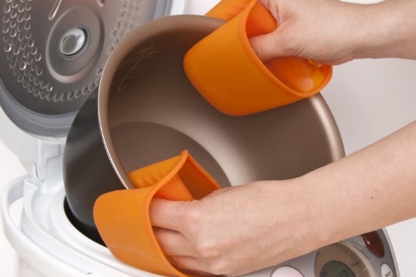 วิธีการล้างหม้อหุงช้าด้านในและออกจากเขม่าไขมันและอาหารไหม้