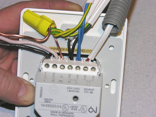 Instal·lació de calefactors infrarojos i connexió de termòstat
