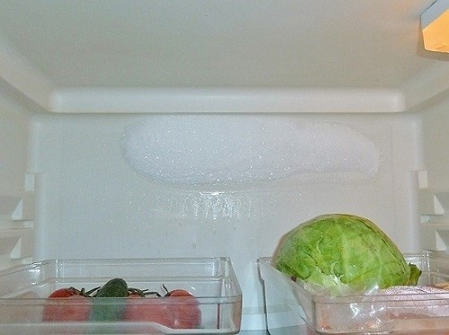 Защо хладилникът замръзва силно и какво да правите - често срещани причини и начини за отстраняване на повреди