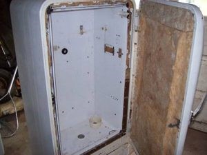 Como fazer um fumeiro defumado quente e frio a partir de uma geladeira velha com suas próprias mãos: instruções e recursos do dispositivo