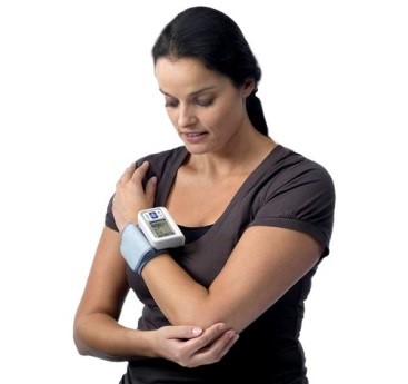 Lựa chọn tonometer nào tốt hơn để chọn sau 50? Đánh giá máy đo huyết áp tốt nhất trên cổ tay cho người già