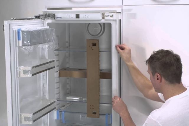 อะไรคือความแตกต่างระหว่างตู้เย็นในตัวและตู้เย็นทั่วไป?