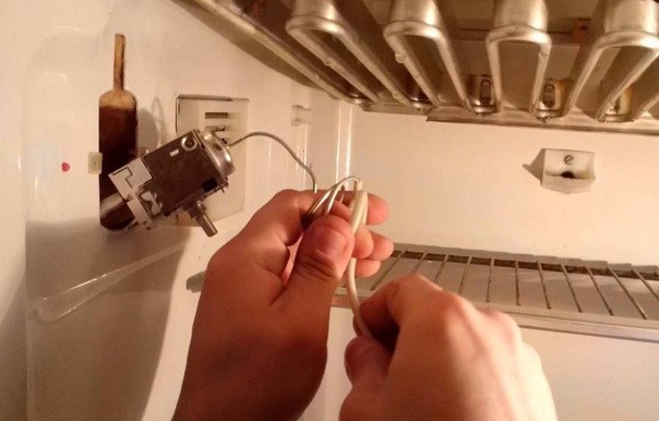 Pourquoi le réfrigérateur gèle fort et que faire - causes courantes et moyens de réparer les pannes
