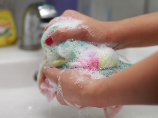 التعليمات: كيفية غسل وتبييض مناشف المطبخ مع الميكروويف وقواعد السلامة