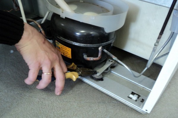 Kuinka tarkistaa jääkaapin kompressorin tehokkuus omilla käsilläsi - vikojen ja diagnoosien syyt