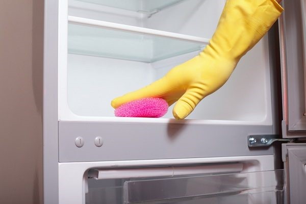 Instrucțiuni despre cum să opriți congelatorul în frigider