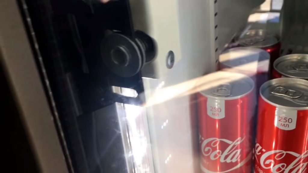 Paano magbukas ng isang Pepsi o Coca-Cola ref na walang isang remote control at isang key - action algorithm