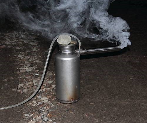 Hogyan készítsünk forró és hidegen füstölt füstöltöt egy régi hűtőből saját kezűleg: a készülék útmutatója és jellemzői