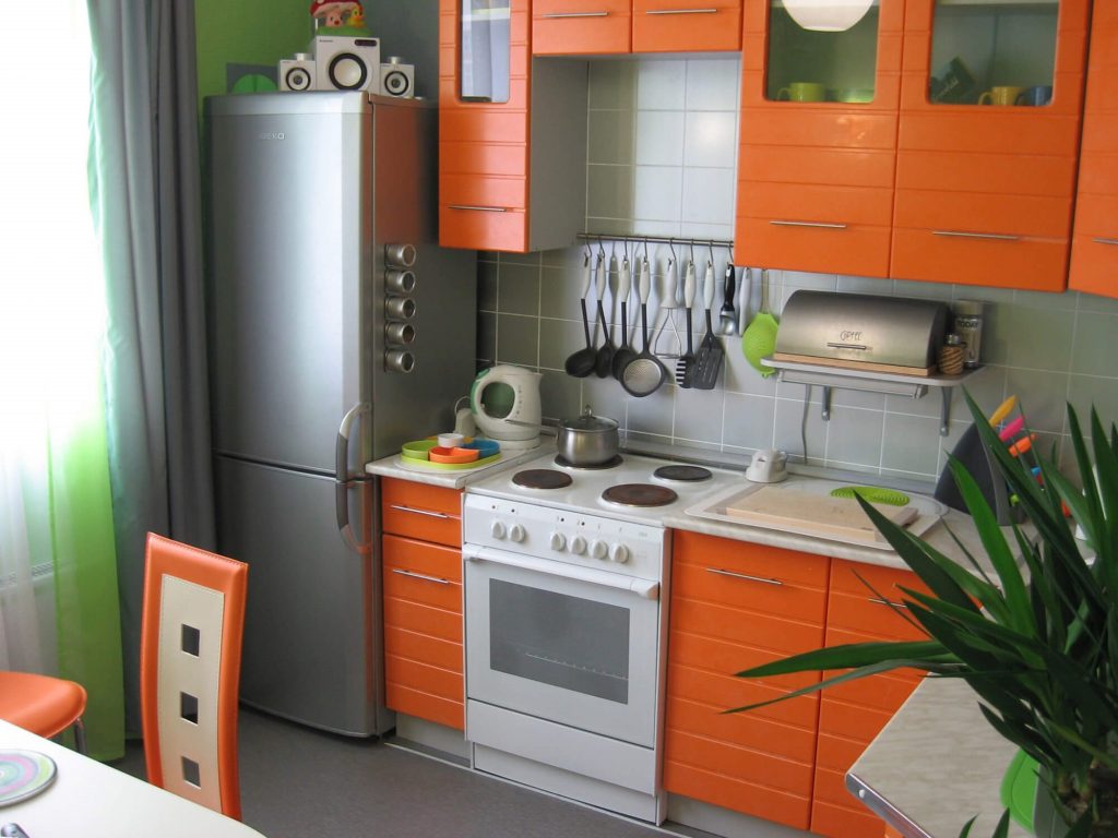 Hvordan beskytte kjøleskapet mot strømstøt og fra effekten av en komfyr i nærheten - velprøvde metoder