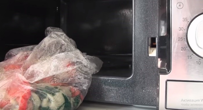 Ohje: kuinka pestä ja valkaista keittiön pyyhkeet mikroaaltouunilla ja turvallisuussäännöillä