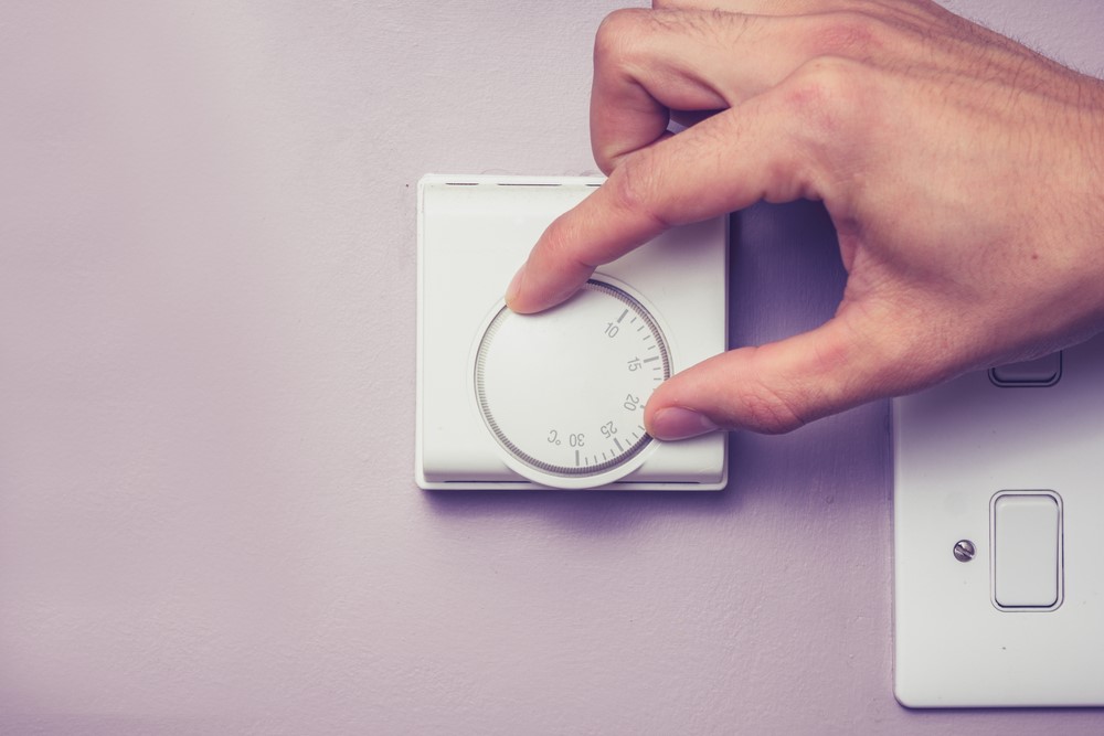 Infrapunalämmittimien ja termostaattiliitännän asennus