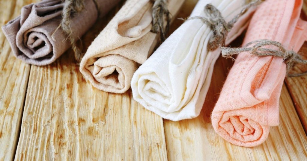 Ohje: kuinka pestä ja valkaista keittiön pyyhkeet mikroaaltouunilla ja turvallisuussäännöillä