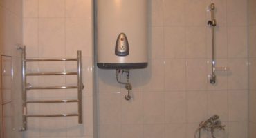 Encher um aquecedor de água com água - regras e segurança