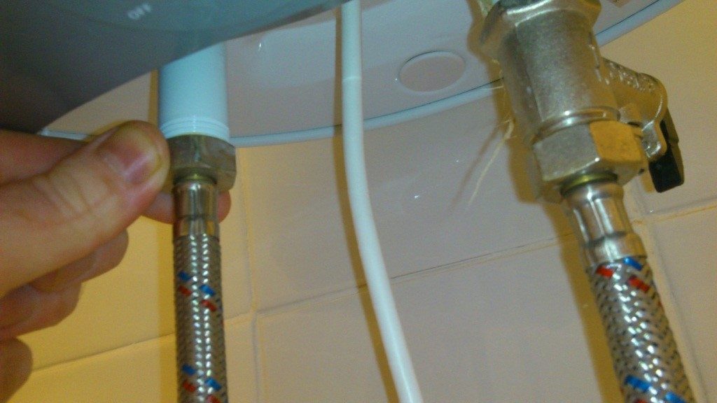 Как правилно да инсталирате и свържете бойлер към водоснабдителните и захранващите мрежи в апартамент или къща