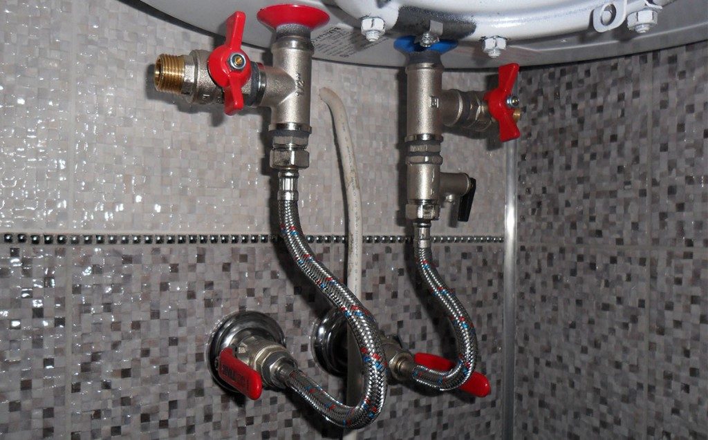Como instalar e conectar corretamente uma caldeira às redes de abastecimento de água e energia de um apartamento ou casa