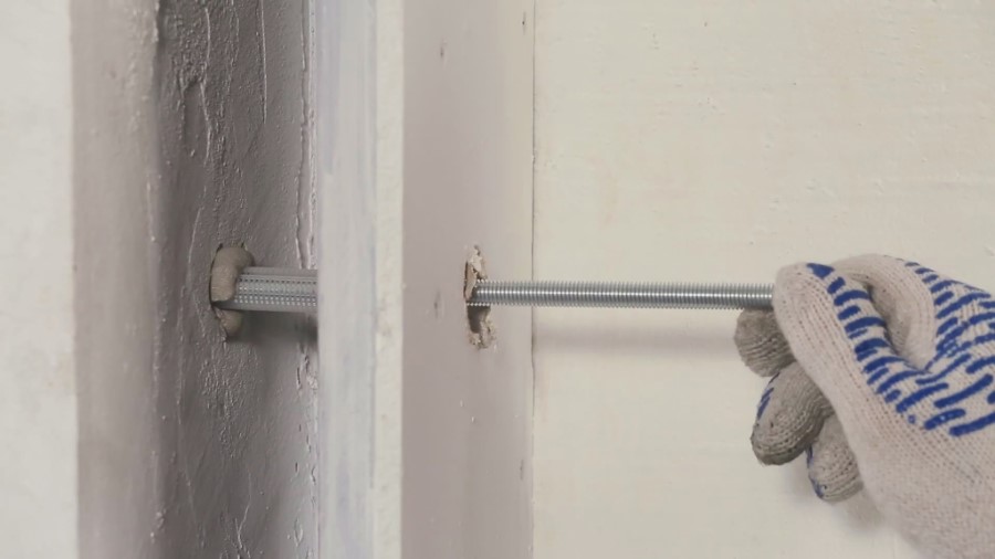Hvordan henge og fikse en varmtvannsbereder på forskjellige vegger: tre, skumblokker, gips og andre
