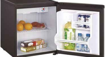 Seleção da geladeira em tamanho e gabinete para a geladeira