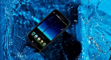 Hvad skal man gøre, hvis en smartphone falder i vandet?