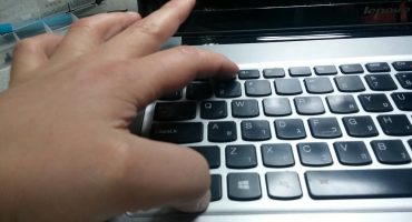 Въвеждане на препинателни знаци на клавиатура на лаптоп