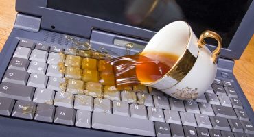 O que fazer se você derramar chá em um teclado de laptop
