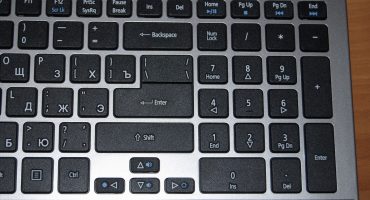 Digitando dois pontos em um teclado de laptop