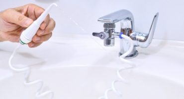 Como usar um irrigador oral em uma torneira?