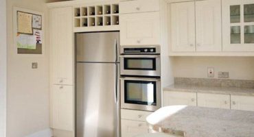Er det mulig å installere en ovn ved siden av kjøleskapet?