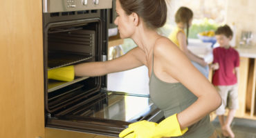 Limpe o forno em casa contra gordura e depósitos de carbono