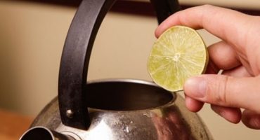 Ako vyčistiť kanvicu z vodného kameňa kyselinou citrónovou?