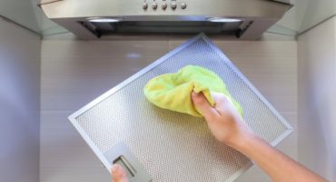 نظرة عامة: كيفية تنظيف الغطاء وشبكة الشحوم في المطبخ