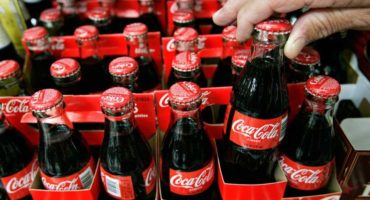 Kuinka puhdistaa vedenkeitin Coca-Colan kalkkikalvosta?