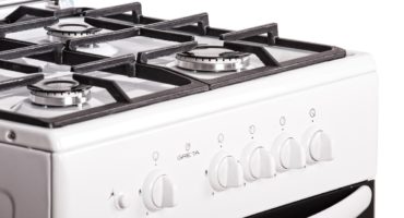 Como limpar a grade de um fogão a gás da fuligem e da gordura com ferramentas improvisadas em casa