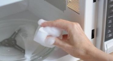 Nopea tapa puhdistaa mikroaaltouuni todistettujen tuotteiden avulla