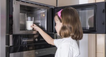 Mikrovlnná rúra na chladničke - môžem ju umiestniť?