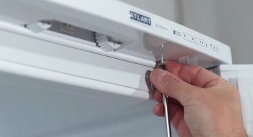 Como remover a tampa superior da geladeira