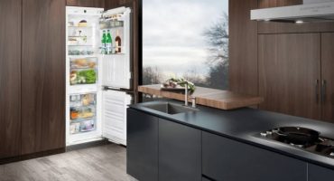 Qual é a diferença entre uma geladeira embutida e uma geladeira comum?